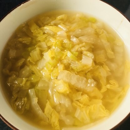 冷蔵庫にある白菜の消費に役立つ一品ですね。手早く作れて優しい味のお味噌汁にできました。白菜に甘みがあって、味噌の風味がよくて美味しかったです。